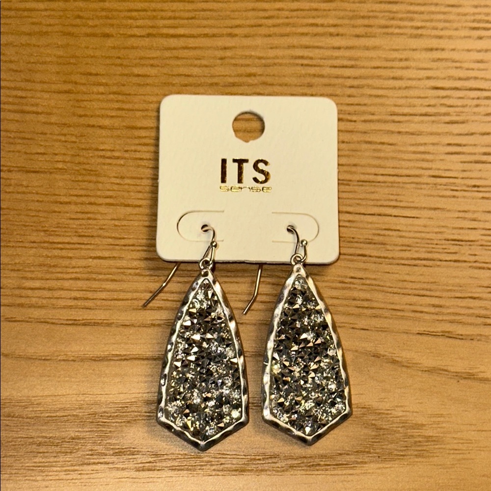 •ITS• Silver Dangle Earrings NWT